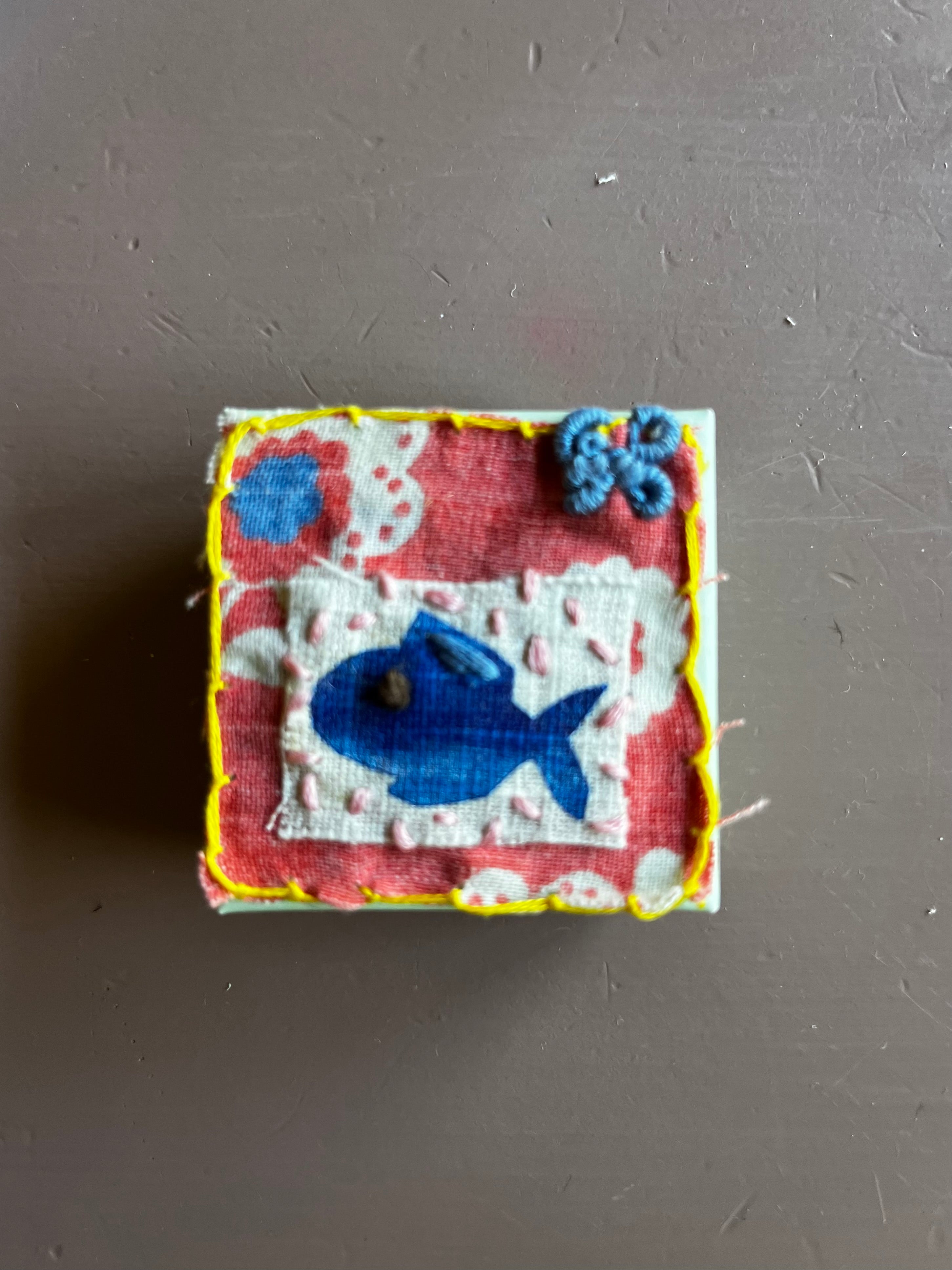 Broderet miniæske – Fiskekollektionen
