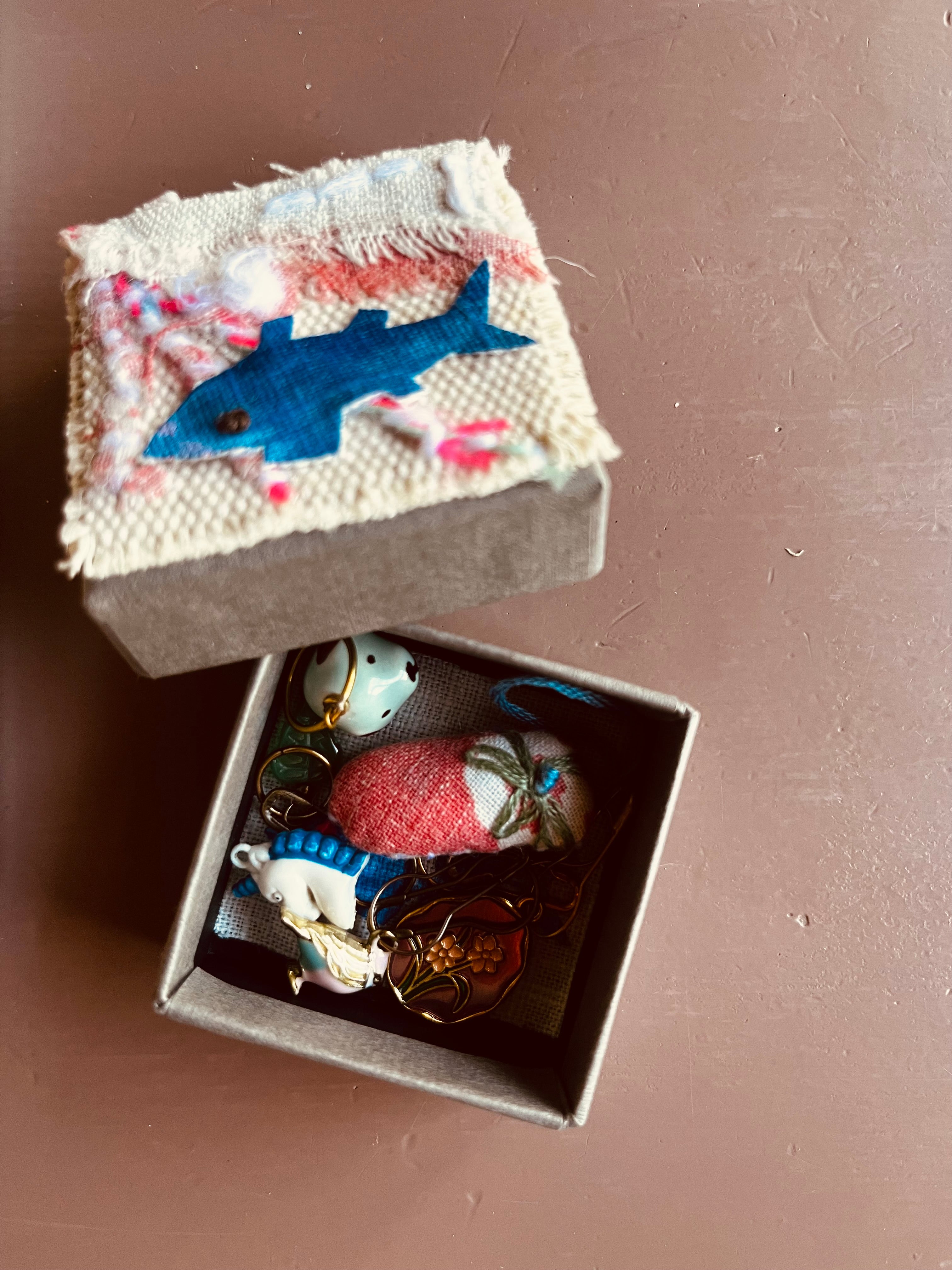Broderet miniæske – Fiskekollektionen