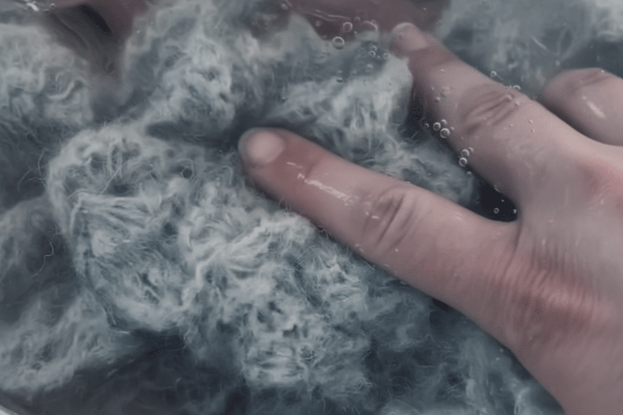 Vask og pleje af strik – hvad der sker med garnet - Samværk