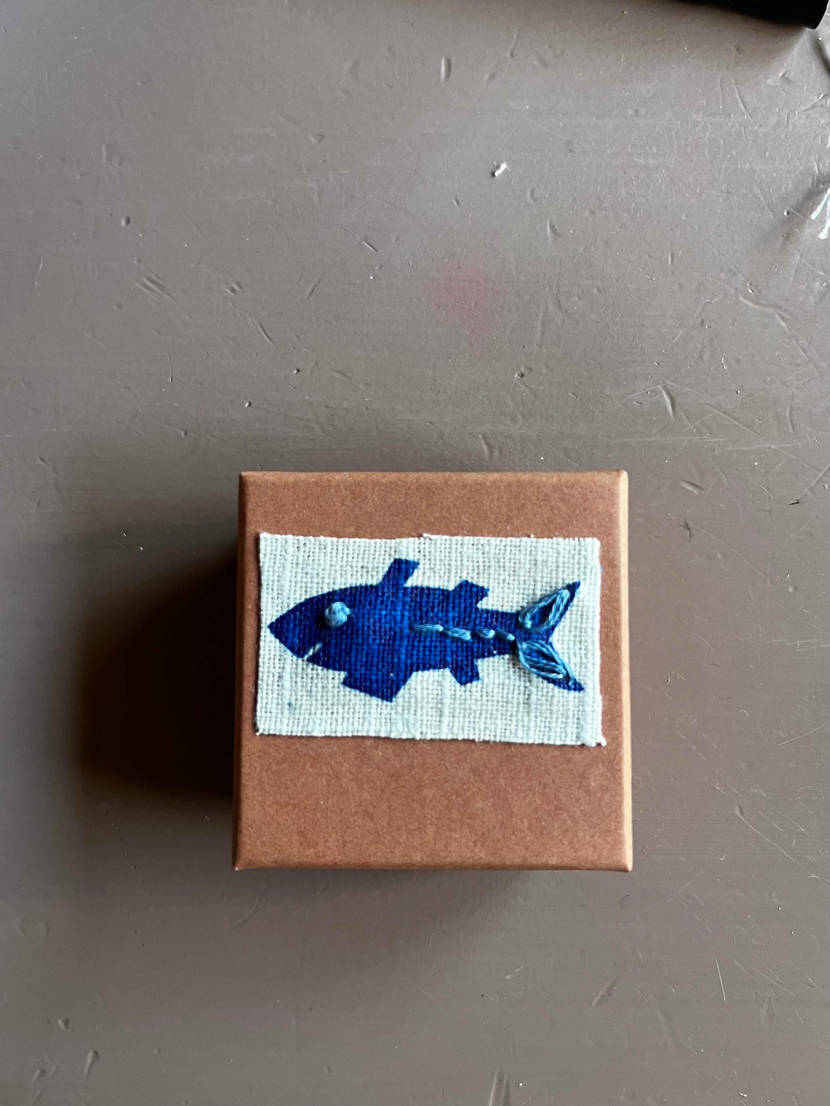 Broderet miniæske – Fiskekollektionen